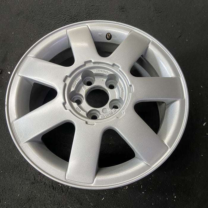 15" GOLF 97-98 15x6.5 , 7 spoke Original OEM Wheel Rim - Close-Up Detail
