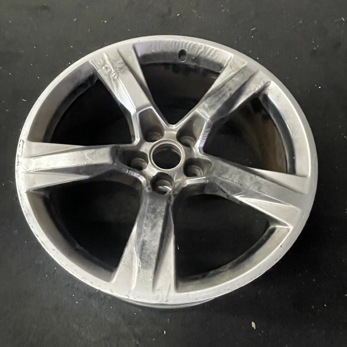 20" CAMARO 16-17 20x8.5, 5 solid spoke, silver Original OEM Wheel Rim - Close-Up Detail