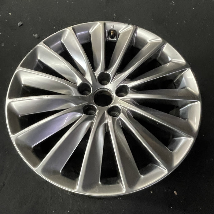 19" EQUUS 14-16 , 19x8 Original OEM Wheel Rim - Close-Up Detail