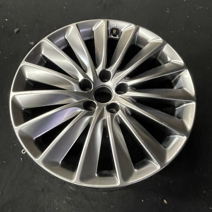19" EQUUS 14-16 , 19x9 Original OEM Wheel Rim - Close-Up Detail