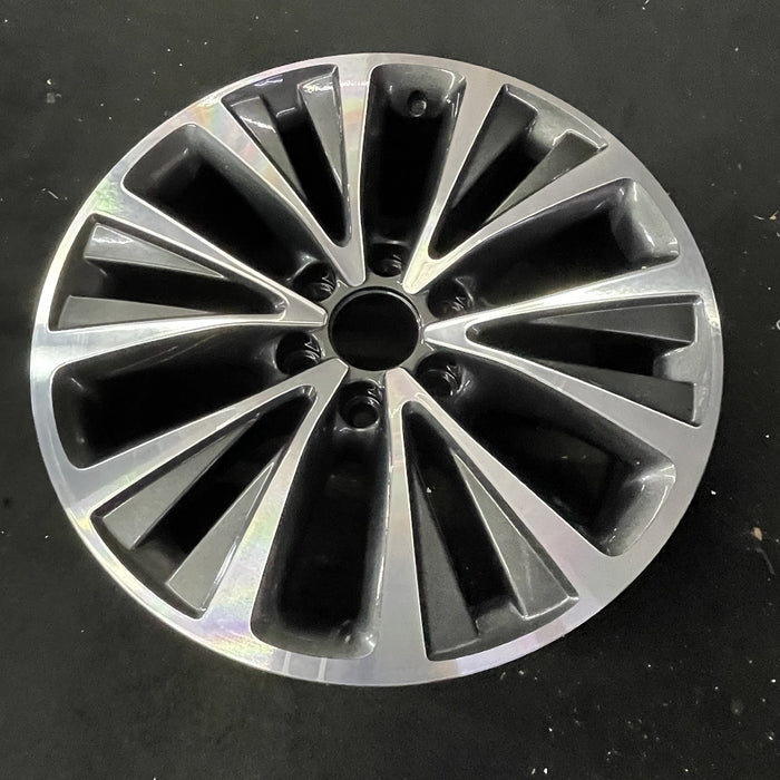 20" NAVIGATOR 15-17 20x8.5 , , machined face Original OEM Wheel Rim - Close-Up Detail
