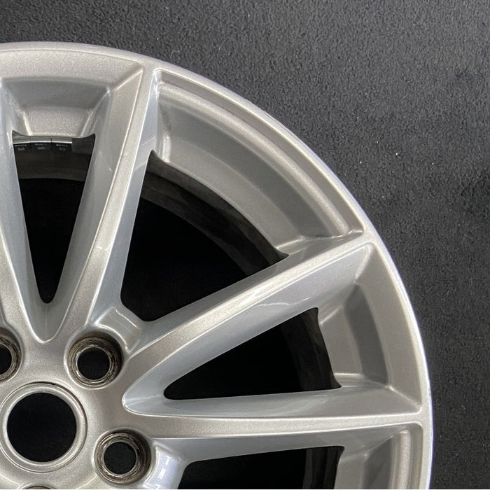 19" RANGE ROVER 13-17 alloy 19x7.5 10 spoke 5 split spoke Original OEM Wheel Rim - Close-Up Detail