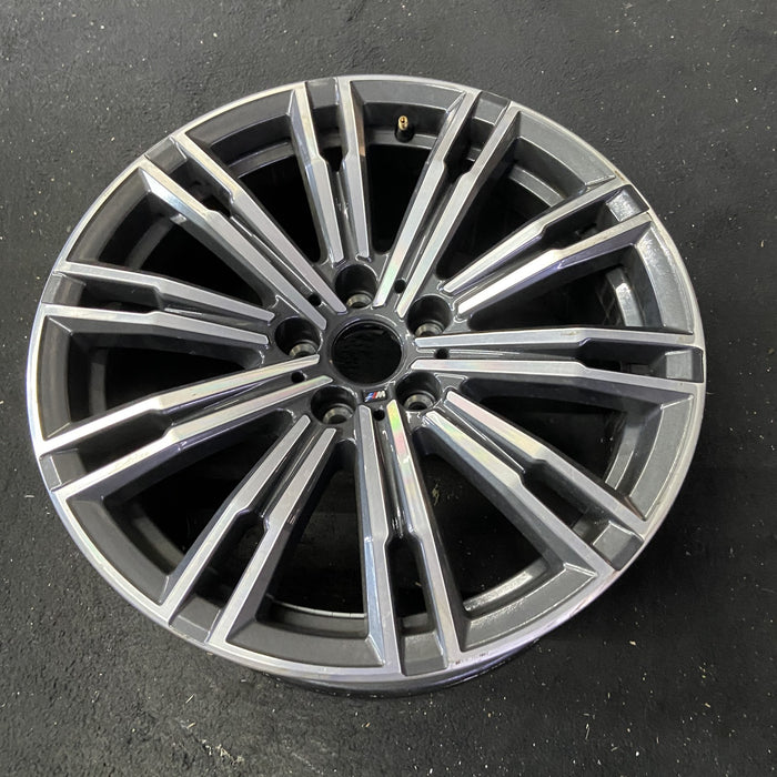 18" BMW 330i 19 Sedan, 18x7.5, 10 double spoke, w/o flared spoke Original OEM - Close-Up Detail
