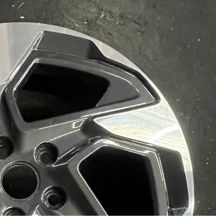 18" XV CROSSTREK 24 18x7 alloy angled spoke machined face with pockets Original - Close-Up Detail