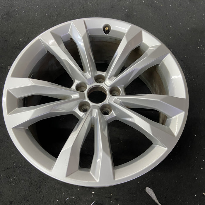 19" AUDI Q7 17 19x8.5, , V spoke Original OEM Wheel Rim - Close-Up Detail