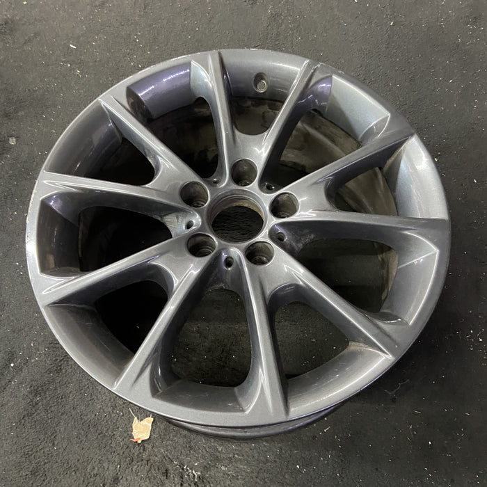 18" BMW 320i 16-17 18x8.5 , , V spoke Original OEM Wheel Rim - Close-Up Detail