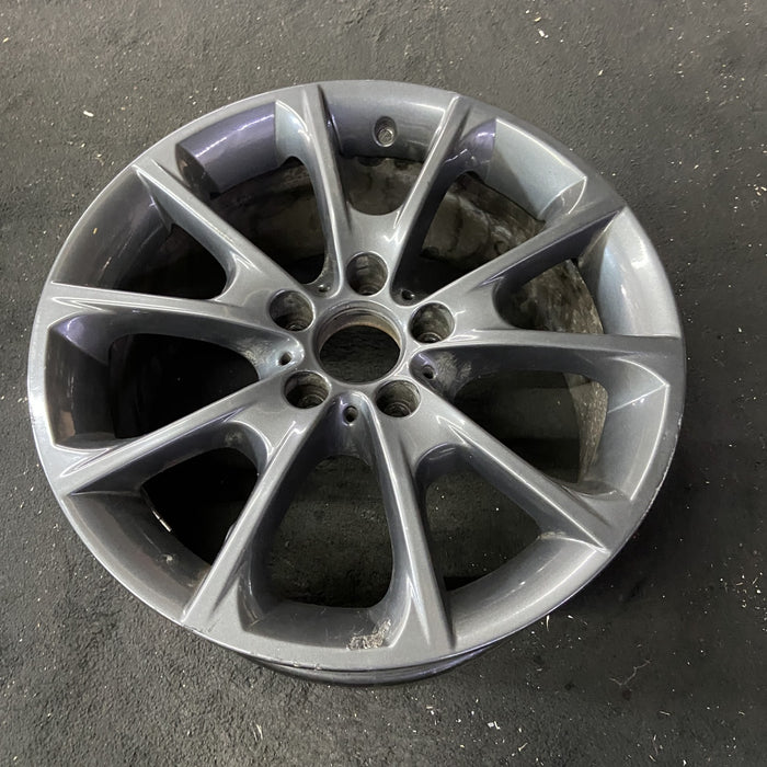 18" BMW 320i 16-17 18x8.5 , , V spoke Original OEM Wheel Rim - Close-Up Detail