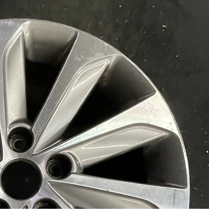 17" SONATA 15 17x7 exposed lug nuts Original OEM Wheel Rim - Close-Up Detail