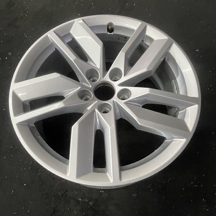 18" AUDI Q5 20 18x8 , Original OEM Wheel Rim - Close-Up Detail