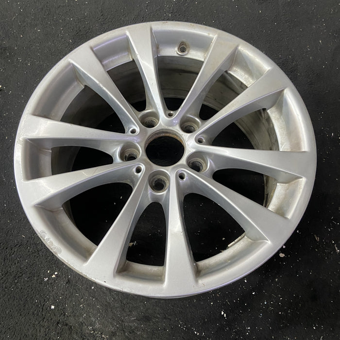 17" BMW 320i 12-13 , 17x7.5 , 5 spoke, V spoke, narrow spoke edge Original OEM - Close-Up Detail