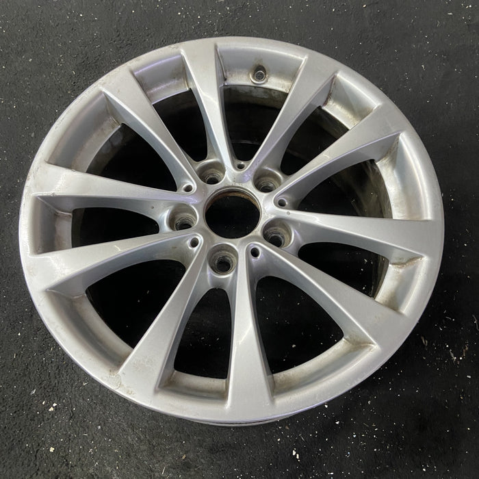 17" BMW 320i 12-13 , 17x7.5 , 5 spoke, V spoke, narrow spoke edge Original OEM - Close-Up Detail