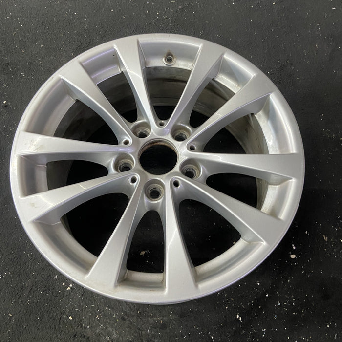 17" BMW 320i 12-13 , 17x7.5 , 5 spoke, V spoke, narrow spoke edge Original OEM - Close-Up Detail