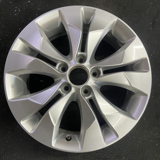 17" CR-V 12-14 17x6.5 , , lug nut aligned with narrow slot Original OEM Wheel - Angle View