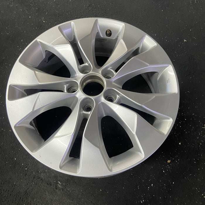 17" CR-V 12-14 17x6.5 , , lug nut aligned with narrow slot Original OEM Wheel - Close-Up Detail