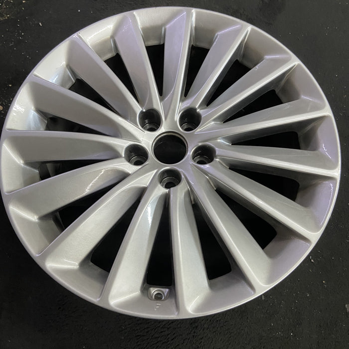 19" EQUUS 14-16 , 19x8 Original OEM Wheel Rim - Side Profile