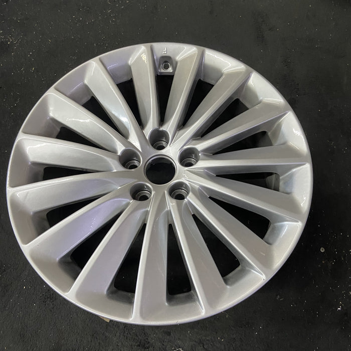 19" EQUUS 14-16 , 19x8 Original OEM Wheel Rim - Close-Up Detail