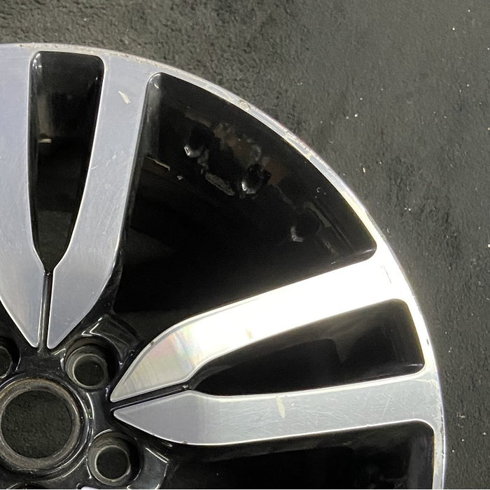 20" LR4 10-16 alloy 20x8.5 5 split spoke silver black inlay Original OEM Wheel - Close-Up Detail