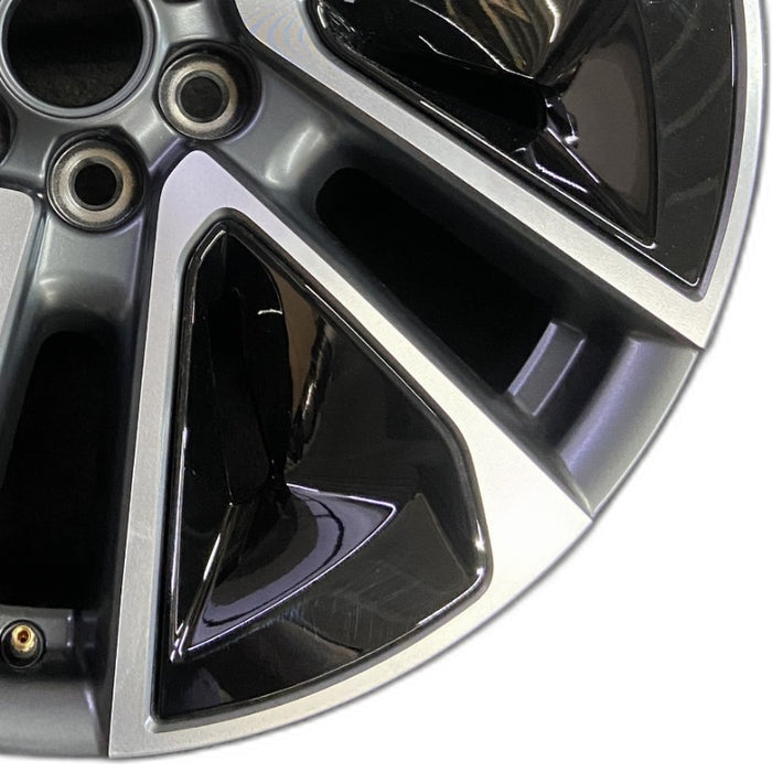 20" OPTIQ 25 20x8.5 machined opt Q7G Original OEM Wheel Rim - Close-Up Detail