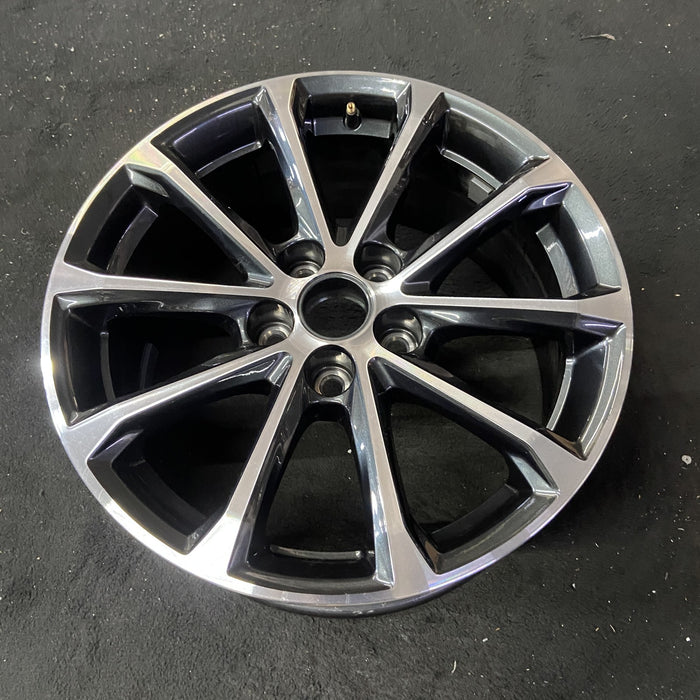18" XT4 24-25 18x8, , V spoke Original OEM Wheel Rim - Close-Up Detail