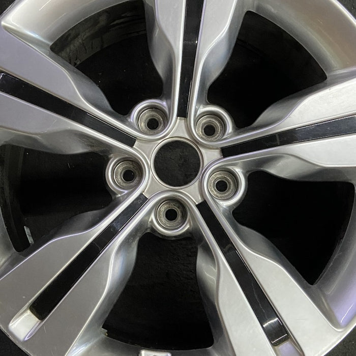 18" VELOSTER 12-15 18x7.5 w/body color accents Original OEM Wheel Rim - Angle View