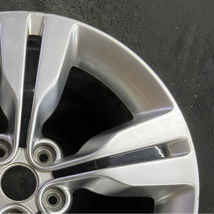 18" VELOSTER 12-15 18x7.5 w/body color accents Original OEM Wheel Rim - Close-Up Detail