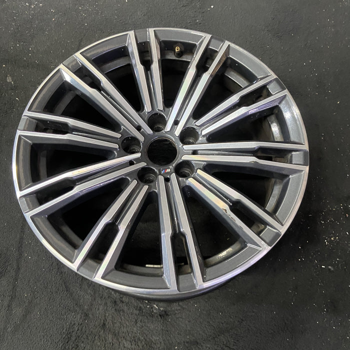 18" BMW 330i 19 Sedan, 18x7.5, 10 double spoke, w/o flared spoke Original OEM - Close-Up Detail