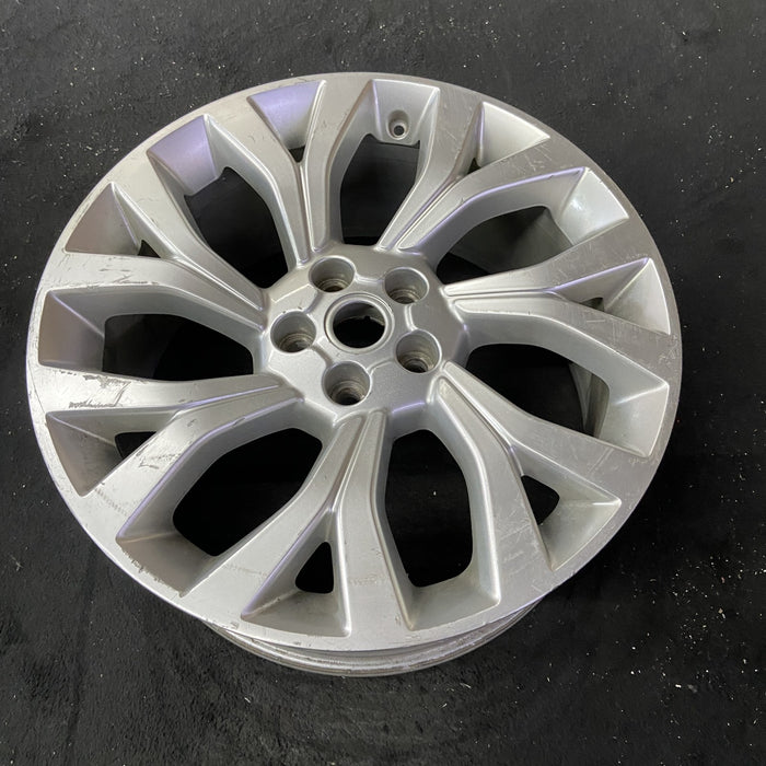 21" RANGE ROVER 18 21x9.5 , 7 Y spoke , silver Original OEM Wheel Rim - Close-Up Detail