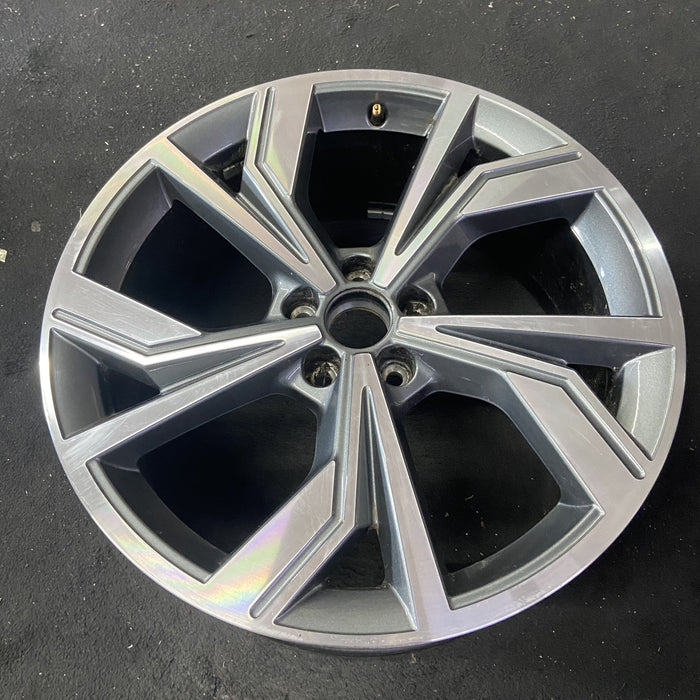 20" Q4 E-TRON 22 20x8, 10 spoke, bent spoke Original OEM Wheel Rim - Close-Up Detail