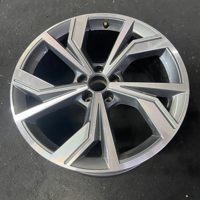 20" Q4 E-TRON 22 20x9, 10 spoke, bent spoke Original OEM Wheel Rim - Close-Up Detail