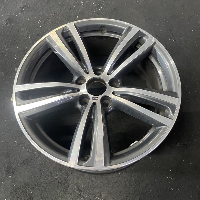 19" BMW 320i 15 19x8.5, 5 double spoke, narrow spoke Original OEM Wheel Rim - Close-Up Detail
