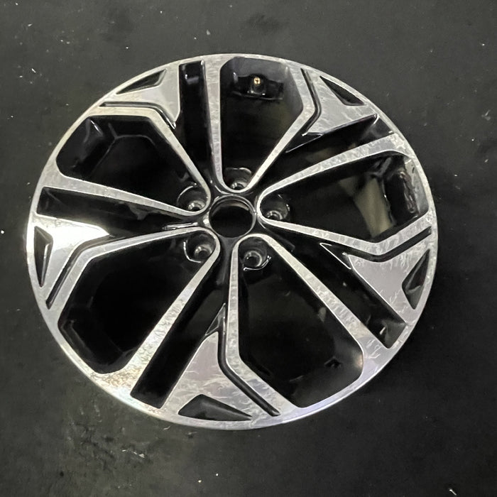 19" SANTA FE 19 19x7.5 , SWB Original OEM Wheel Rim - Close-Up Detail