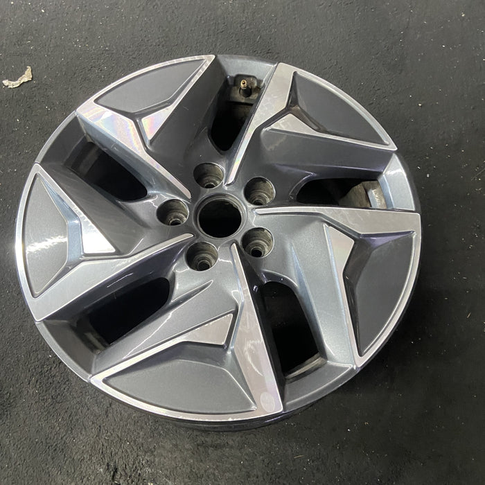 17" SORENTO 21-24 hybrid, 17x7 Original OEM Wheel Rim - Close-Up Detail