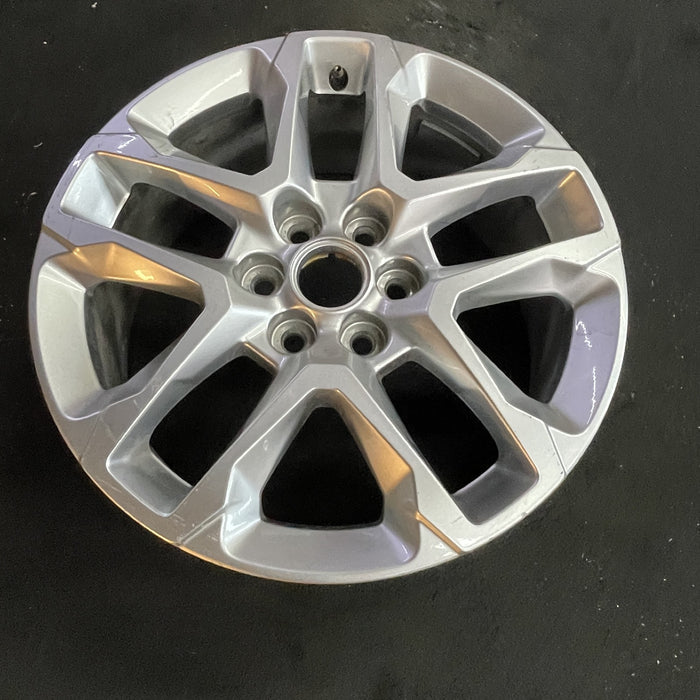 18" TRAVERSE 18-19 18x7.5, opt RT1 Original OEM Wheel Rim - Close-Up Detail
