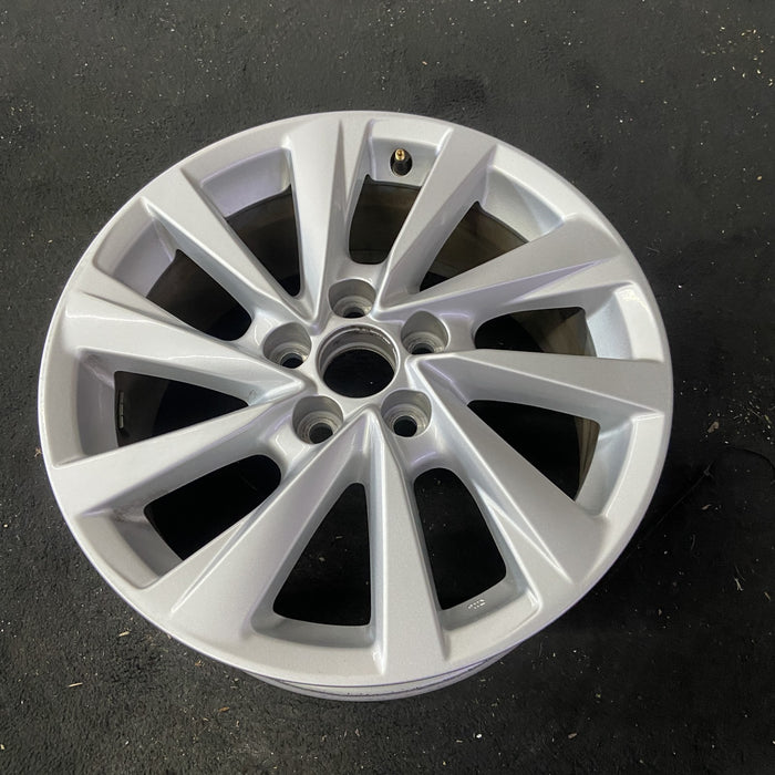 17" CAMRY 21-24 17x7.5 Original OEM Wheel Rim - Close-Up Detail