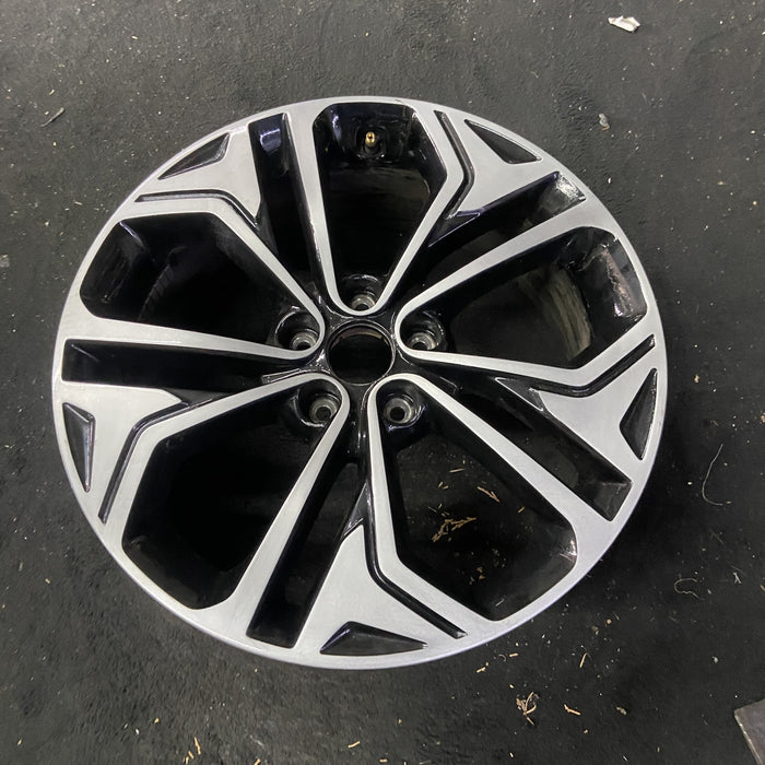 19" SANTA FE 19 19x7.5 , SWB Original OEM Wheel Rim - Close-Up Detail