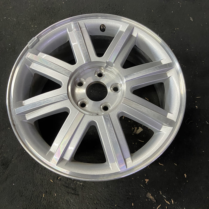 18" FIVE HUNDRED 05-06 18x7, Original OEM Wheel Rim - Close-Up Detail