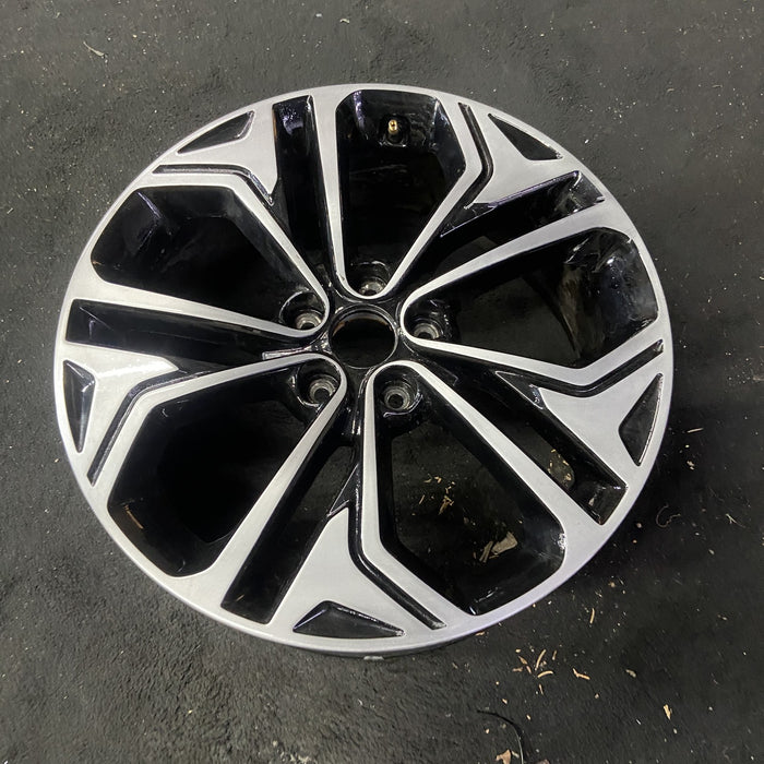 19" SANTA FE 19 19x7.5 , SWB Original OEM Wheel Rim - Close-Up Detail
