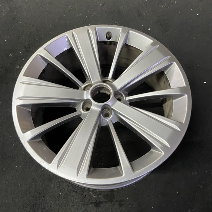 20" EXPLORER 18-19 20x8.5, , 10 spoke, , silver Original OEM Wheel Rim - Close-Up Detail
