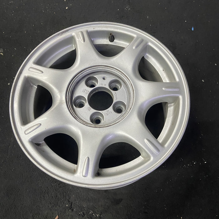 16" CATERA 97-98 16x7 , 7 spoke Original OEM Wheel Rim - Close-Up Detail