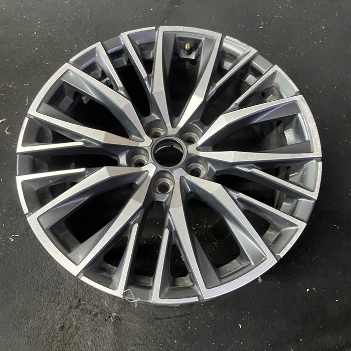 20" XT4 24-25 20x8.5, 5 V spoke Original OEM Wheel Rim - Close-Up Detail