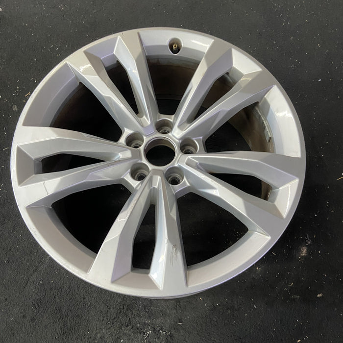 19" AUDI Q7 17 19x8.5, , V spoke Original OEM Wheel Rim - Close-Up Detail