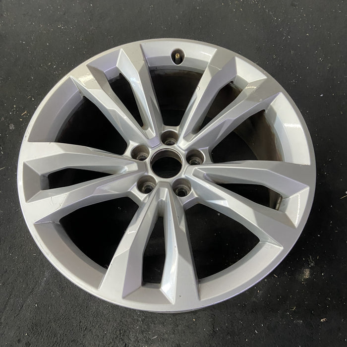 19" AUDI Q7 17 19x8.5, , V spoke Original OEM Wheel Rim - Close-Up Detail