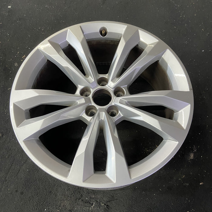 19" AUDI Q7 17 19x8.5, , V spoke Original OEM Wheel Rim - Close-Up Detail