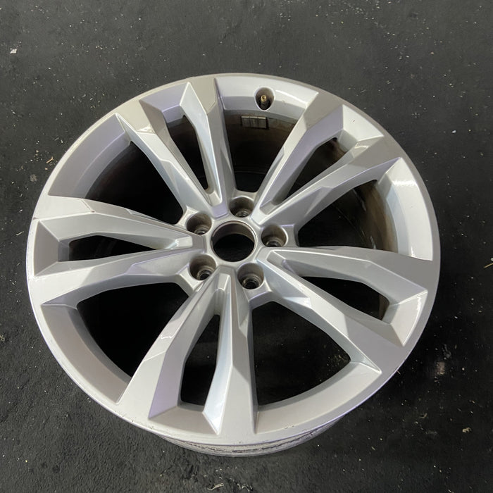 19" AUDI Q7 17 19x8.5, , V spoke Original OEM Wheel Rim - Close-Up Detail