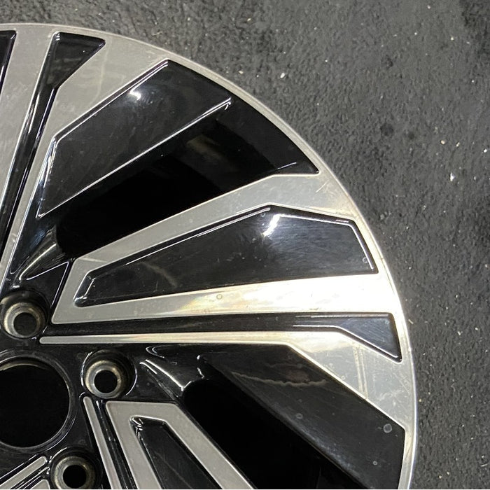 17" JETTA 19-20 17x7 turbine design gold Original OEM Wheel Rim - Close-Up Detail