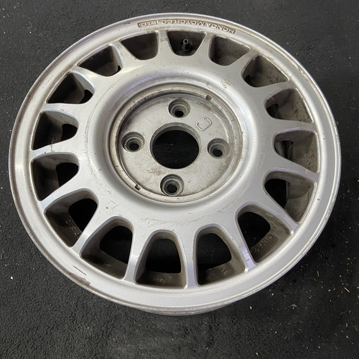15" LEGEND 86 15x5.5 Original OEM Wheel Rim - Close-Up Detail