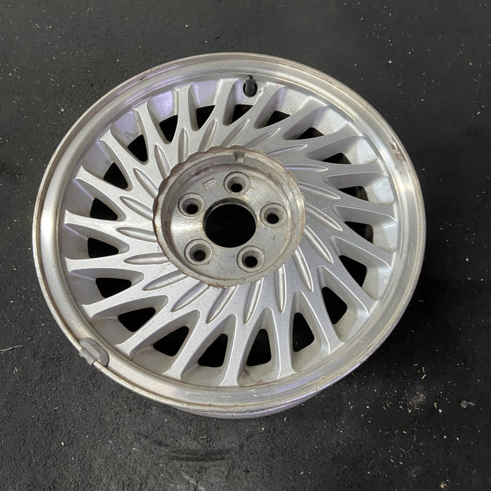 16" LINCOLN MARK SERIES 93-94 16x7 , directional spokes, chrome, L. Original - Close-Up Detail