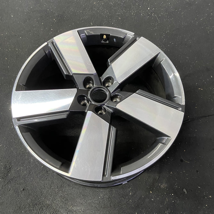 20" SANTA FE 24-25 gasoline, 20x8.5 Original OEM Wheel Rim - Close-Up Detail