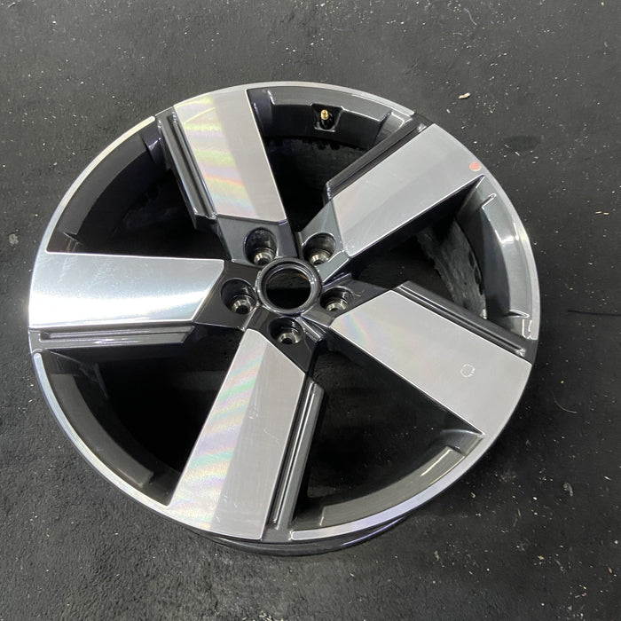 20" SANTA FE 24-25 gasoline, 20x8.5 Original OEM Wheel Rim - Close-Up Detail