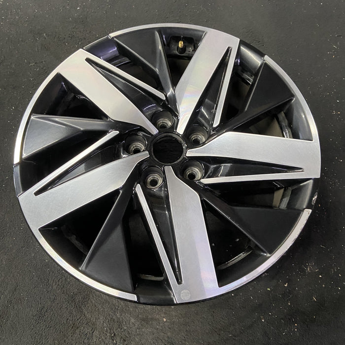 18" SORENTO 21-23 gasoline, 18x7.5 , 10 spoke Original OEM Wheel Rim - Close-Up Detail